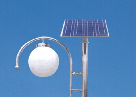 如何通過控制太陽能庭院燈的間距確保正常照明？