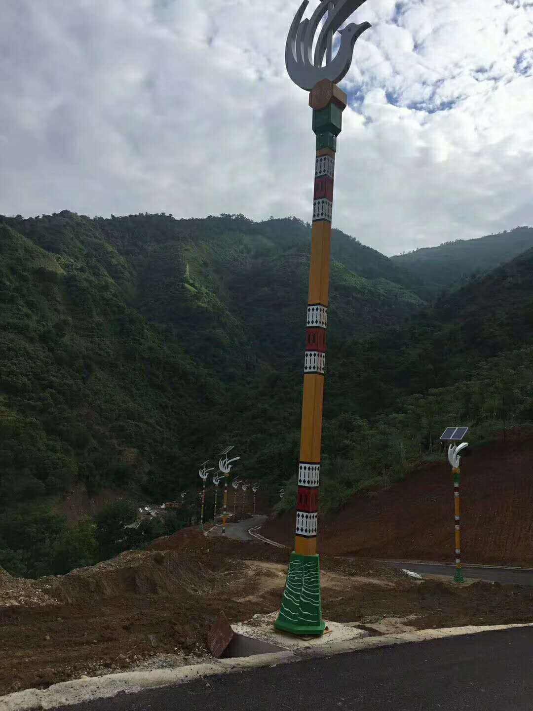 華可感謝貴州王總的信任，80套太陽能路燈安裝完畢！