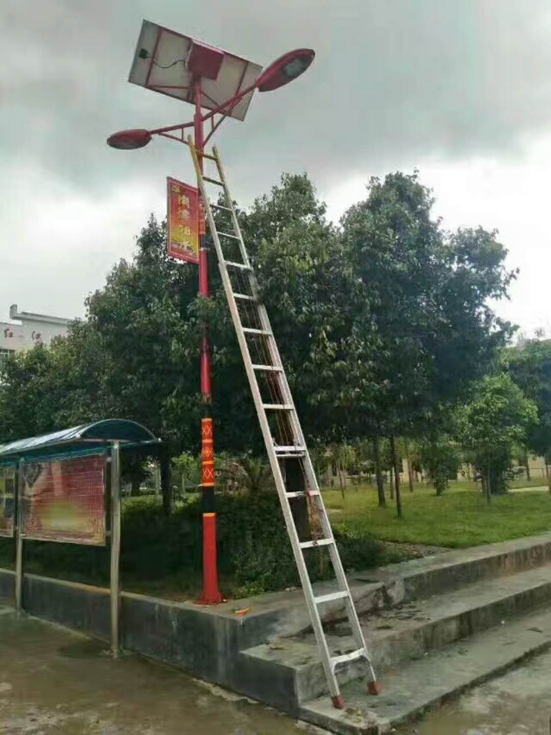【華可工程】云南普洱88套民族特色太陽能路燈項目完工！