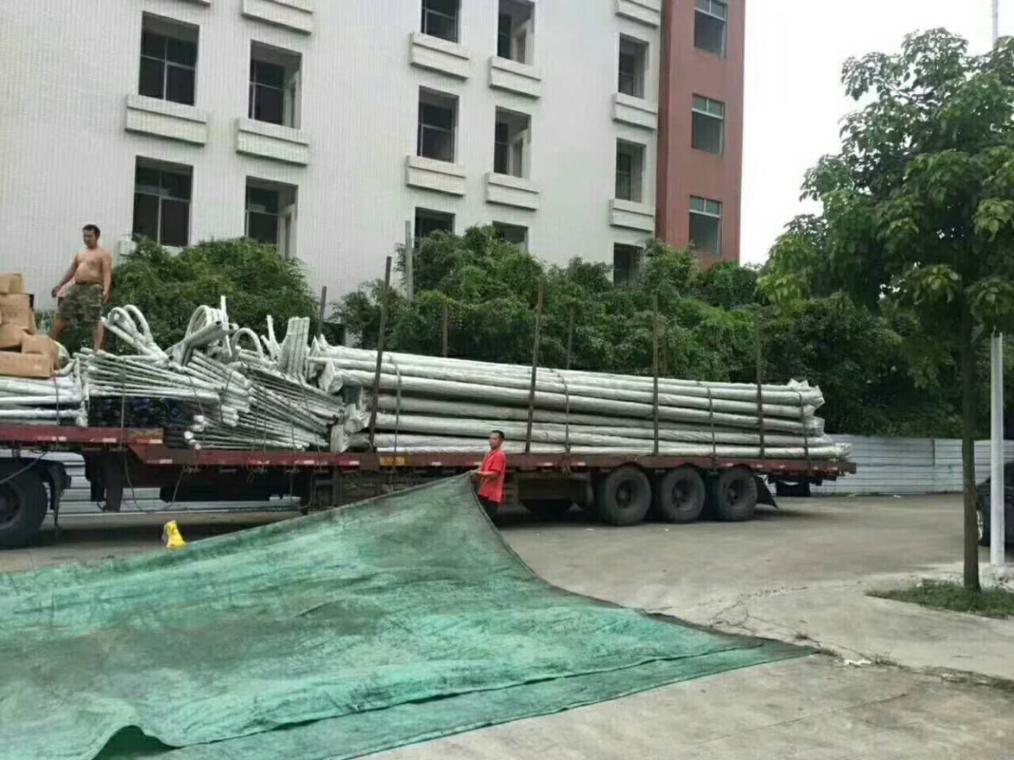 【華可路燈案例】甘肅200套農(nóng)村led太陽能路燈發(fā)整車！